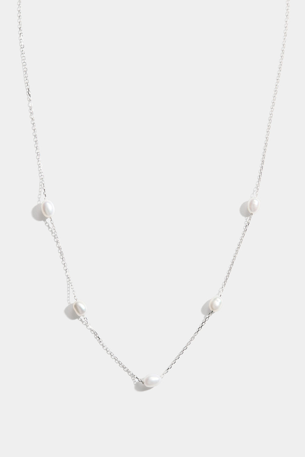 Halskæde i ægte sølv med ovale perler