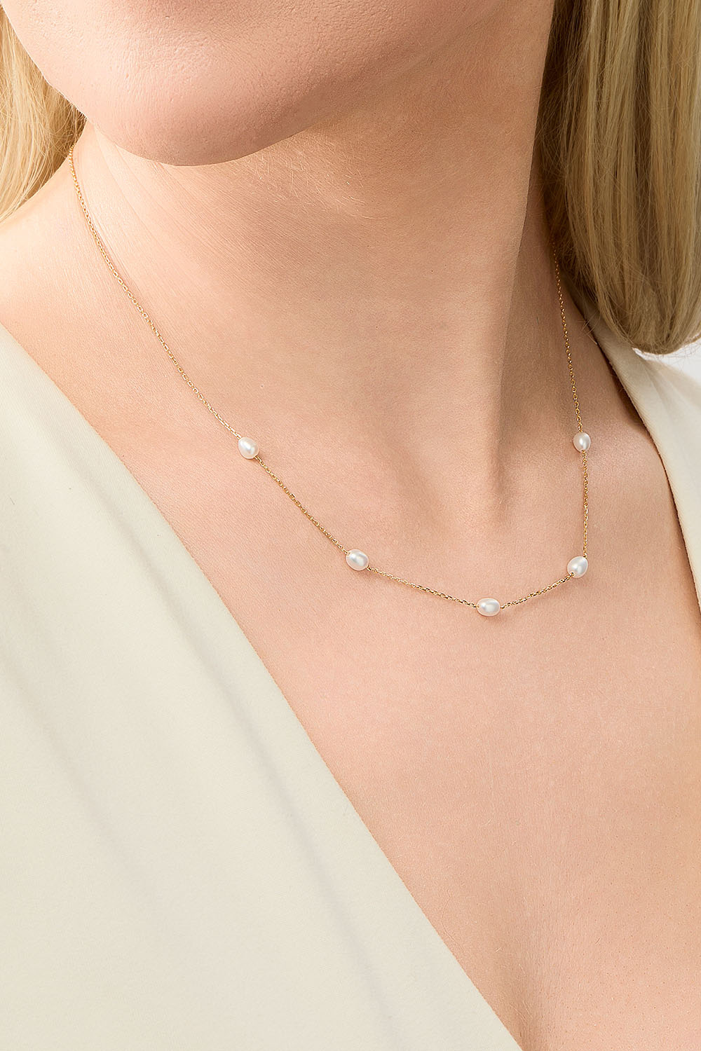 Halskæde i 18 karat guldbelagt sølv med ferskvandsperler.