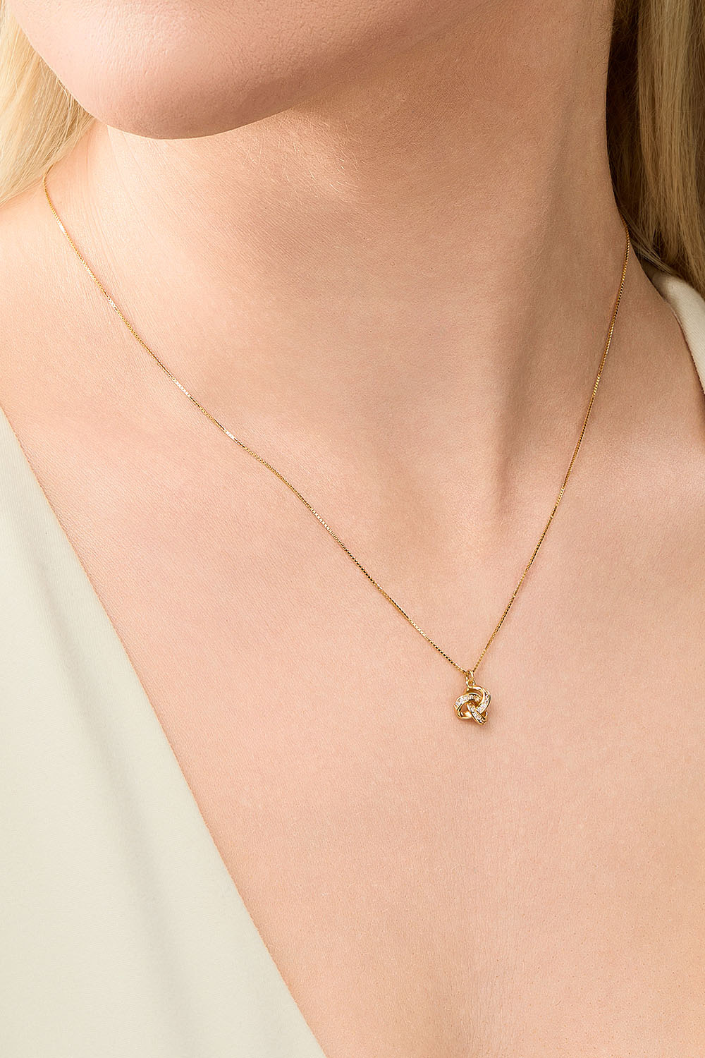 Halskæde i forgyldt ægte sølv med knudevedhæng og sten