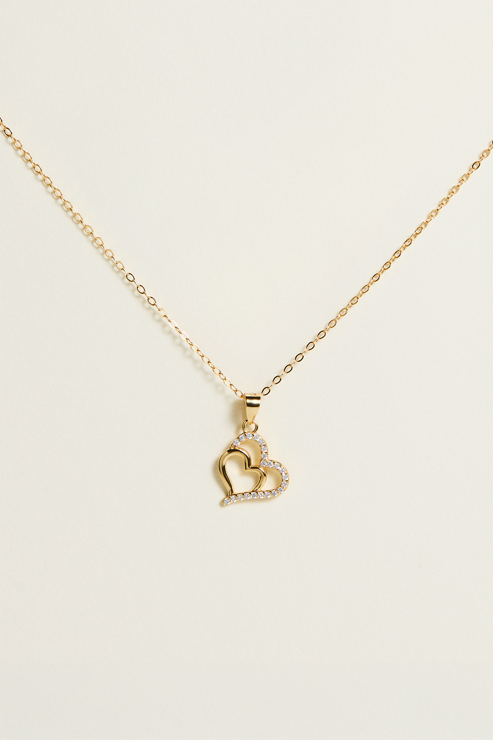 Halskæde i 18k guldpletteret ægte sølv med dobbekt hjerte og kubisk zirkonia