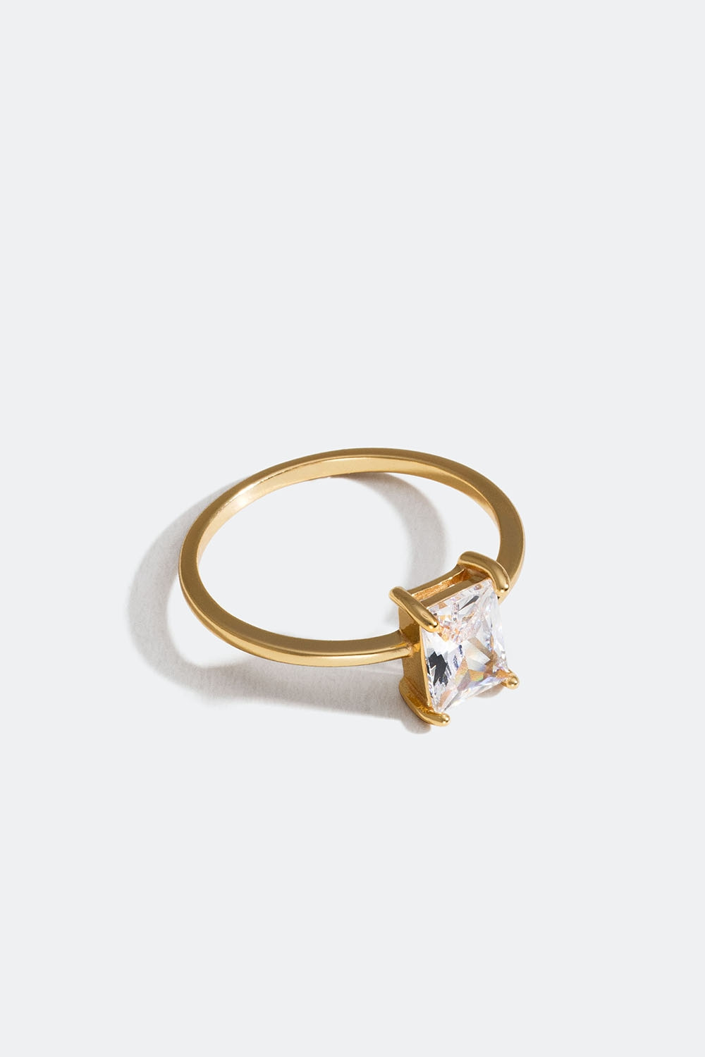 Ring i 18k guldbelagt sterlingsølv med rektangulær kubisk zirkonia-sten