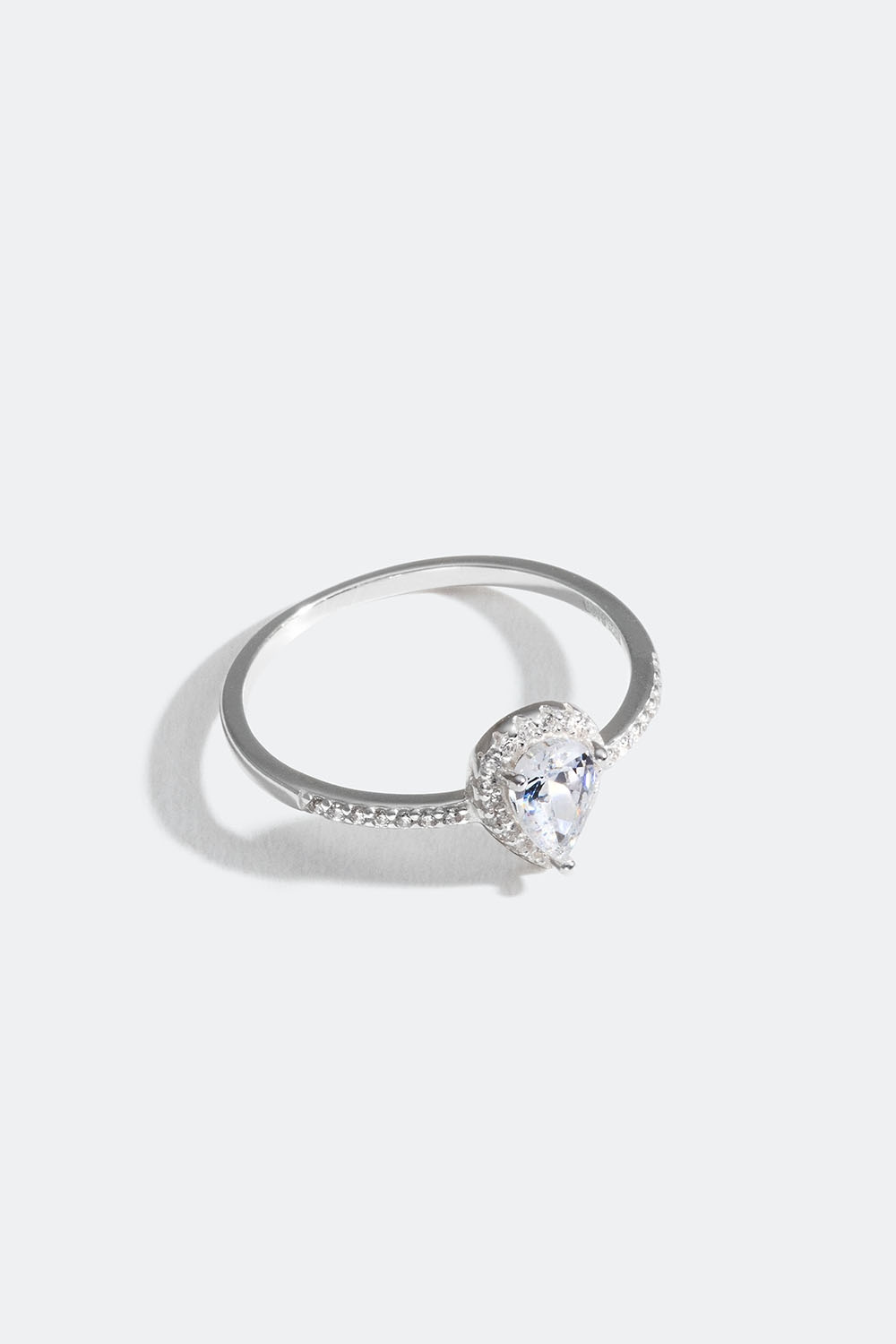 Ring i ægte sølv med dråbeformet kubisk zirkonia-sten