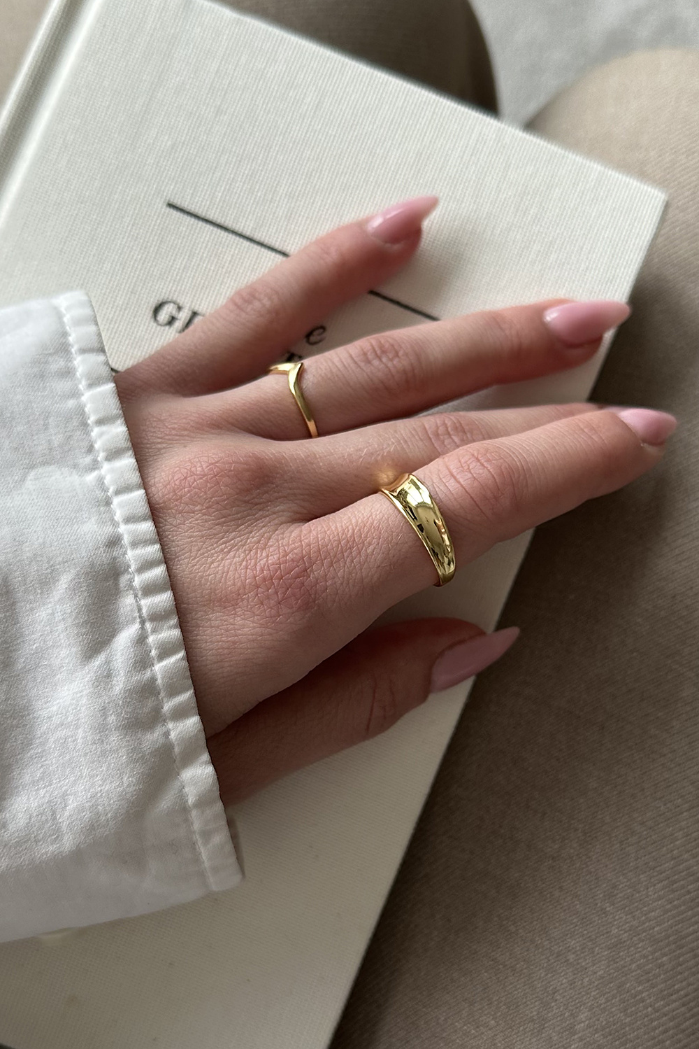 Ring i ægte sølv med 18 karat guldbelægning og konkav overflade