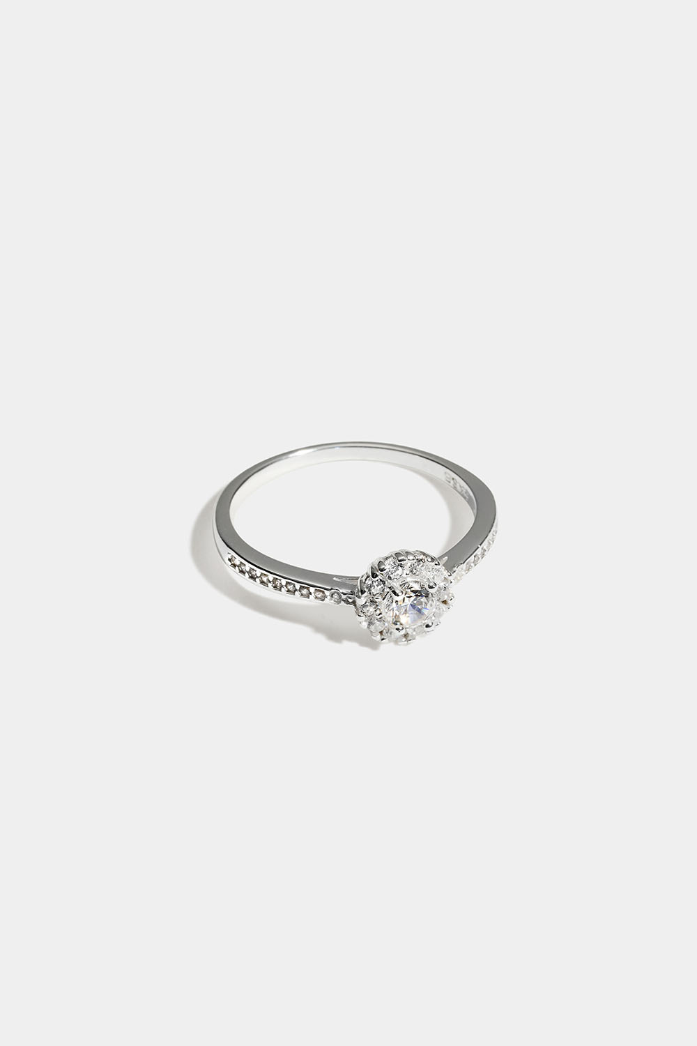 Ring i ægte sølv med rund detaljer i Cubic Zirconia