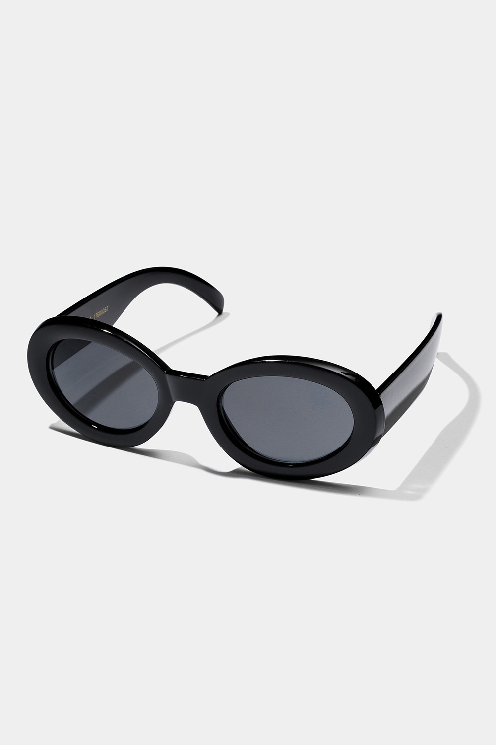 solbriller med ovalt design på Glitter.dk